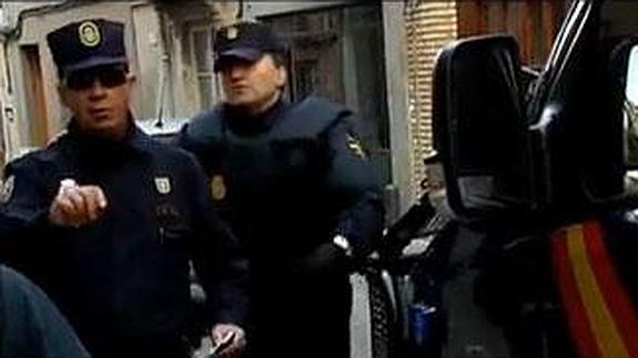 Dos policías, durante la operación. 