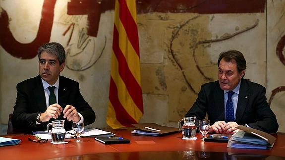 El presidente de la Generalitat, Artur Mas, y el conseller de la Presidencia, Francesc Homs (i), durante la reunión semanal del Consell Executiu.