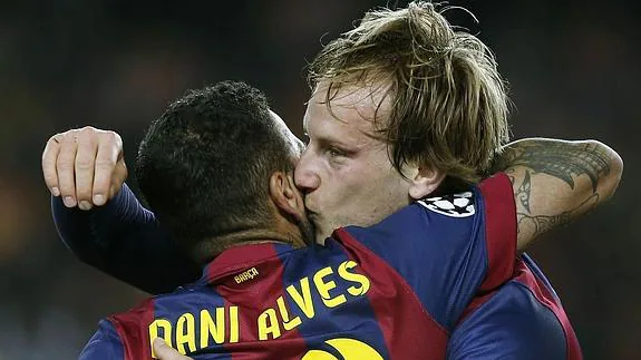 Rakitic (d) besa a Alves. 