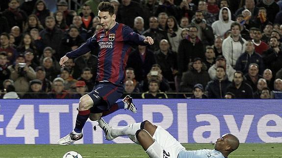 Messi supera a Kompany. 