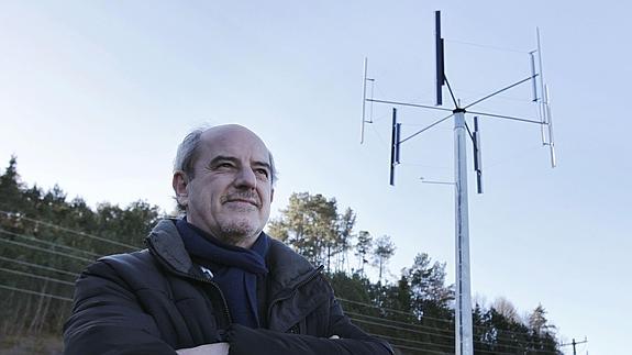 Iñaki Garaio posa con uno de sus molinos de viento.