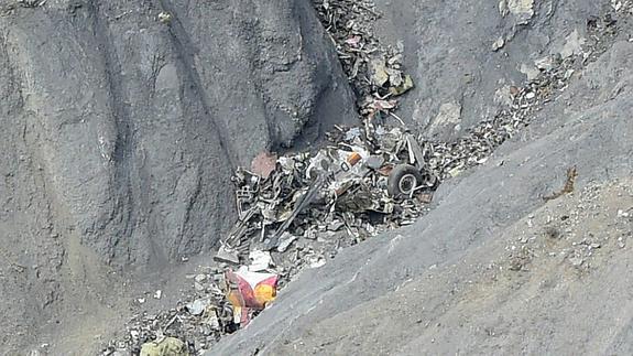 Restos del avión estrellado en los Alpes. 