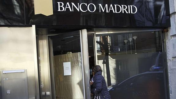 Clientes ante una sucursal del Banco Madrid. 