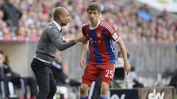 Guardiola da órdenes a Müller. 