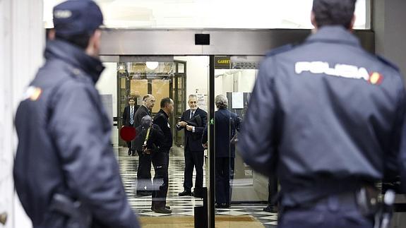 Antes, junto al Tribunal Supremo. Al fondo, Griñán.