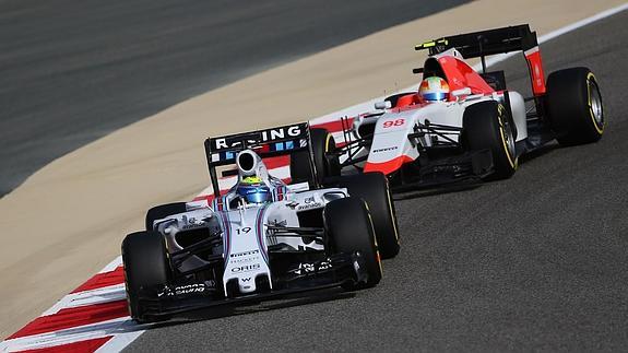 Massa conduce por delante de Merhi. 