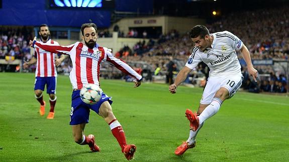 Juanfran (i) defiende en el Calderón. 