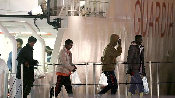 Supervivientes de los recientes naufragios desembarcan en el puerto de Catania. 