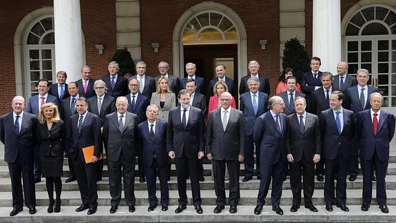 Foto de familia de Mariano Rajoy con los miembros del Foro Puente Aéreo.