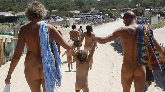 Una familia, en una playa nudista.