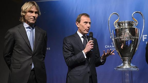 Butragueño (d) y Nedved, junto a la Copa de Europa. 