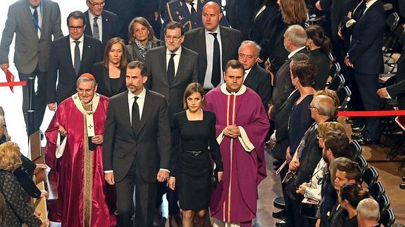 Los Reyes entran en la basílica de la Sagrada Familia para asistir al funeral.