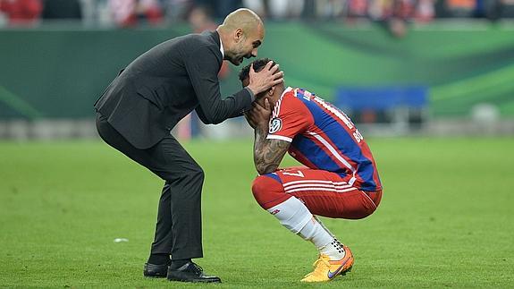 Guardiola (i) consuela a Boateng. 