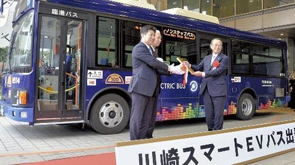 Uno de los autobuses con publicidad personalizada de Japón.