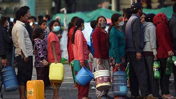 Ciudadanos de Katmandú hacen cola para obtener agua potable. 