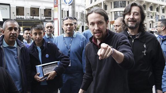 Pablo Iglesias hace unas declaraciones a los medios en plena Gran Vía madrileña. 