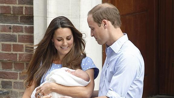 Los duques de Cambridge, con su primer hijo. 