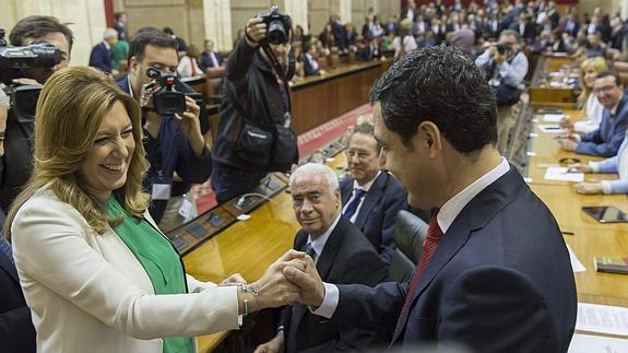 Susana Díaz, con Moreno, en el Parlamento andaluz.