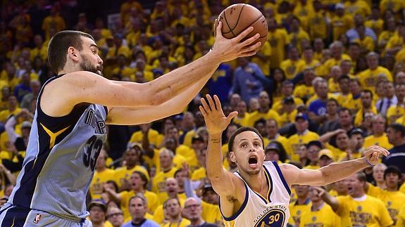 Marc Gasol (i) recoge un rebote ante Stephen Curry. 