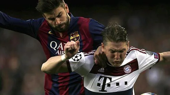 Piqué (i), lucha por un balón con Schweinsteiger. 