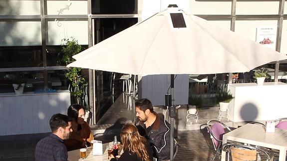 El sistema incluye tres salidas USB para cargar varios dispositivos a la vez.