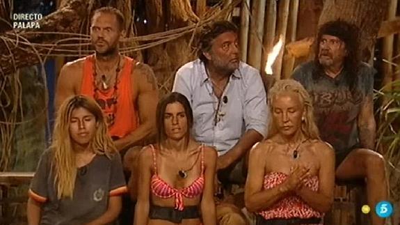 Los concursantes de 'Supervivientes', durante la emisión de este jueves.