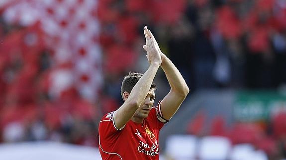 Gerrard se despide de la afición de Anfield. 