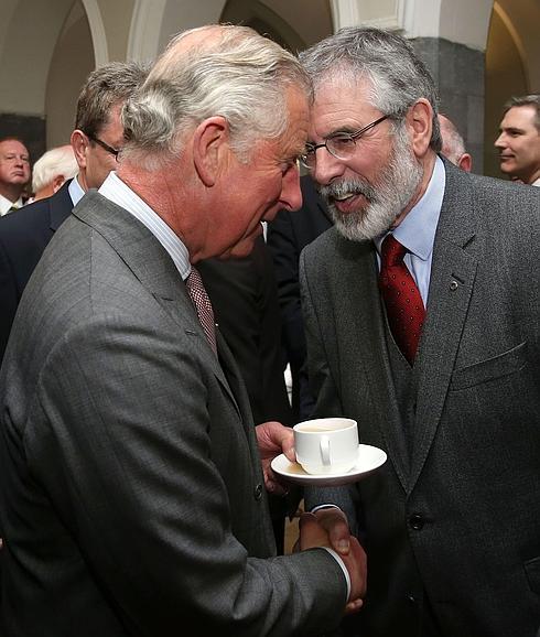 El príncipe Carlos de Inglaterra, durante su encuentro con Gerry Adams. 