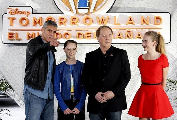 George Clooney (i) posa con la actriz Raffey Cassidy (2i), el director Brad Bird y la actriz Britt Robertson en la Ciudad de las Artes y las Ciencias de Valencia.