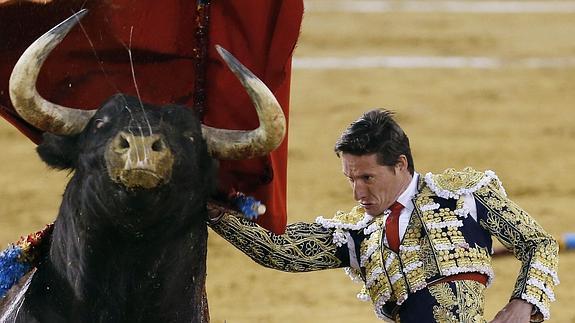 El diestro Diego Urdiales da un pase a su segundo astado en la quinta corrida de la Feria de Fallas en Valencia.