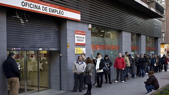 Larga cola para entrar a una oficina de empleo de Madrid.