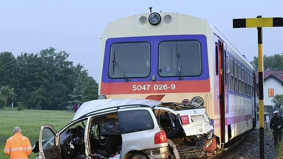 Imagen del vehículo arrollado por el tren.