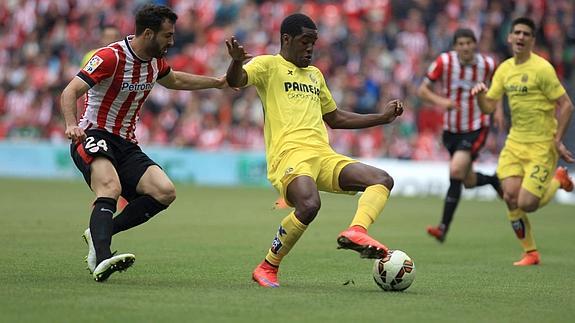 Campbell (d) protege el balón ante Balenziaga. 