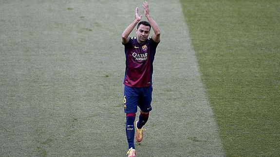 Xavi aplaude a la afición. 