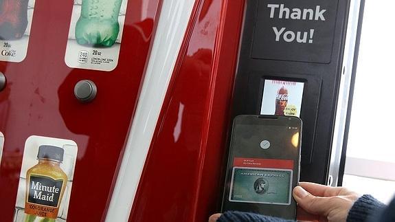 Comprando una botella de refresco con Android Pay. 