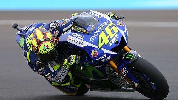 Valentino Rossi conduce su motocicleta durante las vueltas de calentamiento del Gran Premio de Argentina.