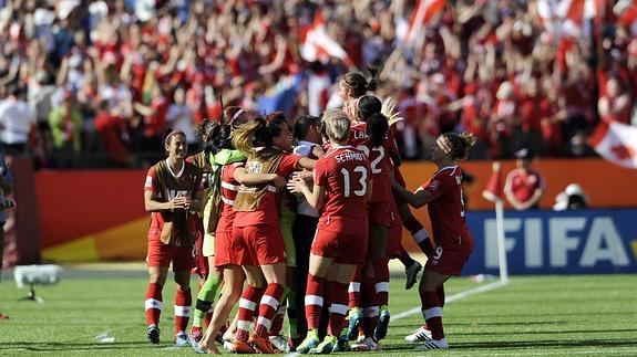 El equipo de Canadá celebra el decisivo gol de Sinclair.