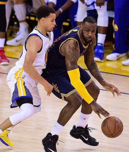 Curry defiende a James. 