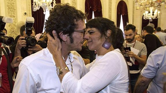 José María González, 'Kichi', besa a Teresa Rodríguez.