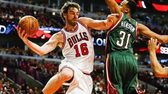 Pau Gasol (i), durante un partido de la NBA. 