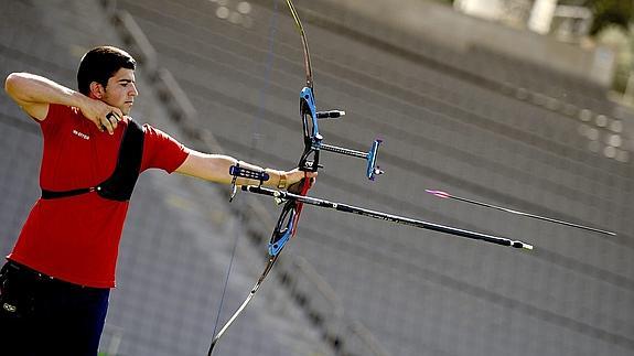 Miguel Alvariño participa en la prueba de tiro con arco. 