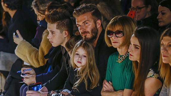 La pequeña Harper, durante un desfile de su famosa mamá. 