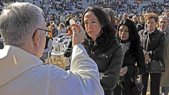 Una mujer, comulgando en 2010.