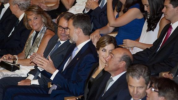 El rey Felipe VI (c) conversa con el presidente de la Generalitat, Artur Mas (2º i) y su esposa, Helena Rakosnik.