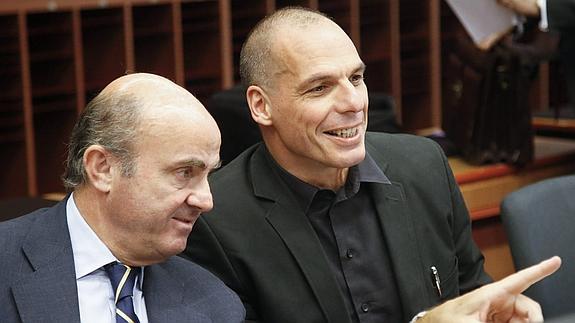 Luis de Guindos conversa con el ministro de finanzas griego Varoufakis. 