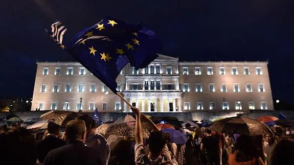Miles de personas se han manifestado a favor del 'sí' al referéndum en Atenas. 