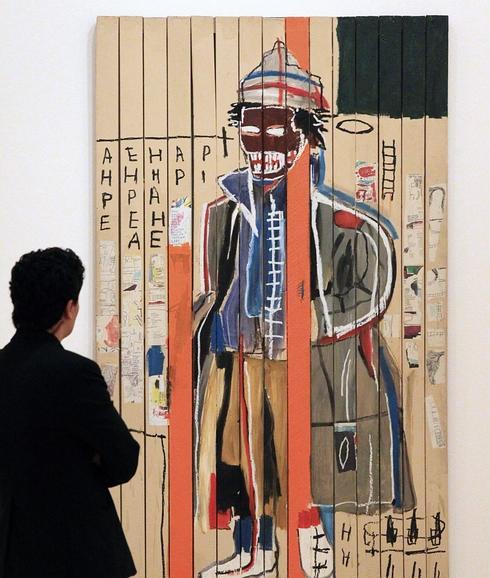 Una persona observa el cuadro 'Anthony Clarke', de Jean Michel Basquiat. 