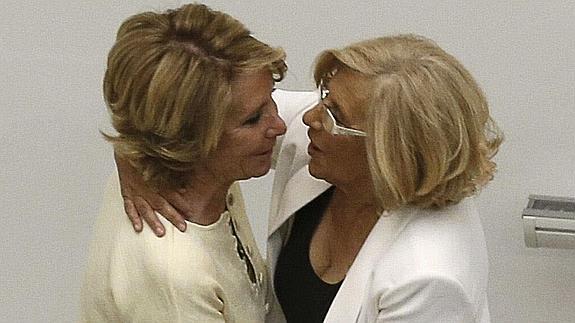 Esperanza Aguirre felicitá a Manuela Carmena tras haberle arrebatado el puesto de alcaldesa. 