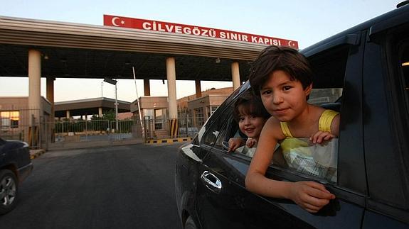 Una familia siria de refugiados huye del conflicto armado.