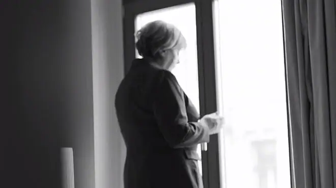 El vídeo promocional de una revista para lesbianas hace furor con un montaje de Merkel
